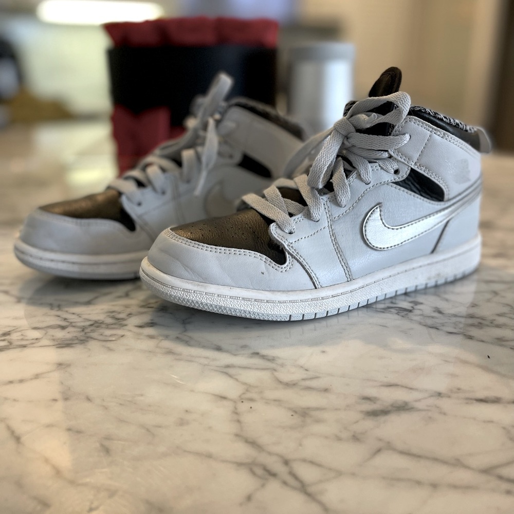 Boys Size 2.5Y Jordan’s Black and Grey/Silver